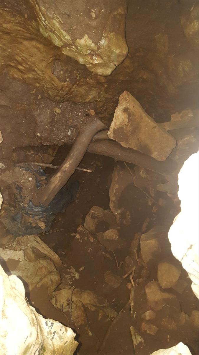 <p>Yol kontrol faaliyetleri ile adli aramalarda, 920 şahıs ve 266 aracın sorgulaması yapıldı, operasyon bölgesindeki 64 konut ve eklentisinde adli arama gerçekleştirildi, 2'si silahlı terör örgütü üyeliğinden aranan olmak üzere toplam 10 şüpheli gözaltına alındı.</p>

<p> </p>
