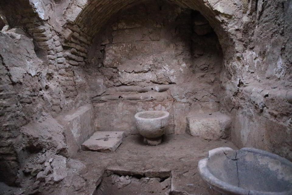 <p>13 yüzyılda Harran’ı gezen İbni Şeddad, Harran'da 14 hamamdan bahseder. Bu hamamlardan iki tanesi Harran'da yaptığımız kazı çalışmalarında gün ışığına çıkarıldı."</p>