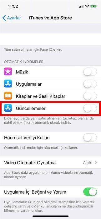 <p><strong>OTOMATİK GÜNCELLEMEYİ KAPATIN</strong></p>

<p>Önceki sürümlerde olduğu gibi iOS 11, kullanıcının işlerini kolaylaştırmak için arka planda işleri yürütüyor. Örneğin arka planda uygulamaları otomatik olarak günceller.</p>

<p>Fakat arka planda yapılan uygulama güncellemesi hem işlemciyi hem de pilin belirli bir kısmını kullanan bir işlemdir. Bu özelliği devre dışı bırakabilir ve uygulamalarınızı App Store aracılığıyla kendiniz güncelleyebilirsiniz.</p>

<p>Bunun için Ayarlar>iTunes ve App Store menüsüne girin. Otomatik İndirme başlığı altında bulunan Güncellemeler seçeneğini kapatın. Diğer üç seçenek ise yaptığınız tüm uygulama indirme ve satın alma işlemlerini otomatik olarak diğer cihazlarınız arasında senkronize eder. Onları da kapatmanız daha iyi olacaktır.</p>
