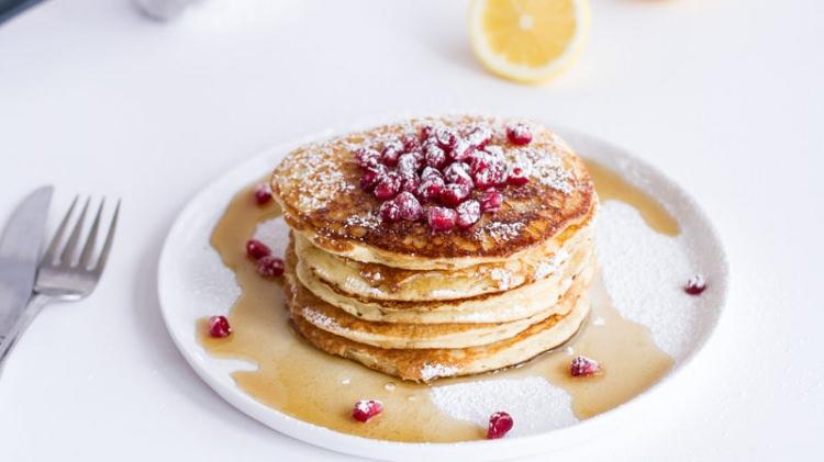 <p>Limonlu pancake</p>

<p>Malzemeler:</p>

<p>2 adet yumurta <br />
Bir su bardağı süt <br />
Yarım çay bardağı ayçiçek yağı <br />
Bir paket kabartma tozu <br />
Bir tatlı kaşığı tuz<br />
2 su bardağı un <br />
Bir bardak şeker <br />
Bir bardak limon suyu<br />
Limon rendesi </p>

<p>Yapılışı:</p>

<p>Tüm malzemeleri karıştırdıktan sonra kızartalım. </p>
