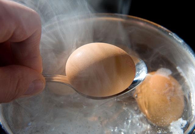 <p><strong>Haşlanan suyu içine atın!</strong></p>

<p>Yumurta haşlanırken yapılan en büyük hatalardan biri de yumurtayı suyu ocağa koyduğumuz an içine atmaktır. Oysaki yumurtalar kaynayan suyun içine atılmalıdır.</p>
