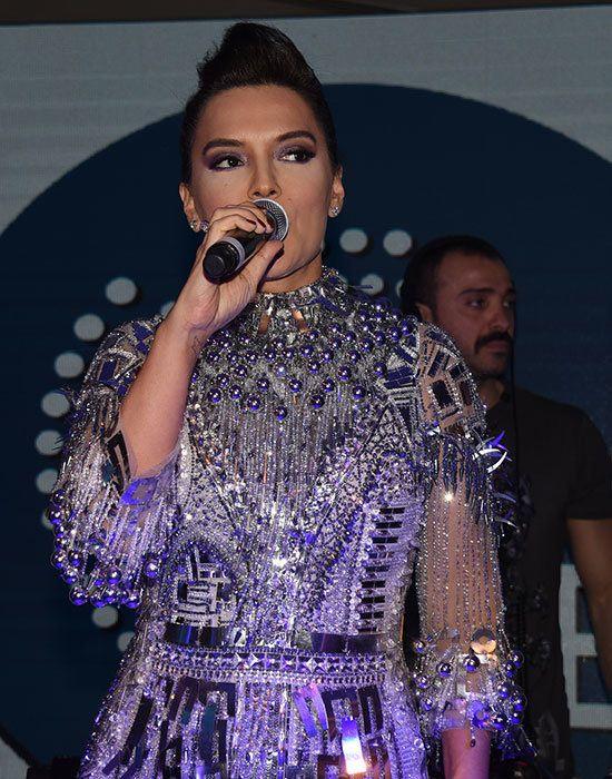 <p>Demet Akalın, dün akşam Zeytinburnu'nda gerçekleştirdiği konserinde öksürük krizine girdi.</p>
