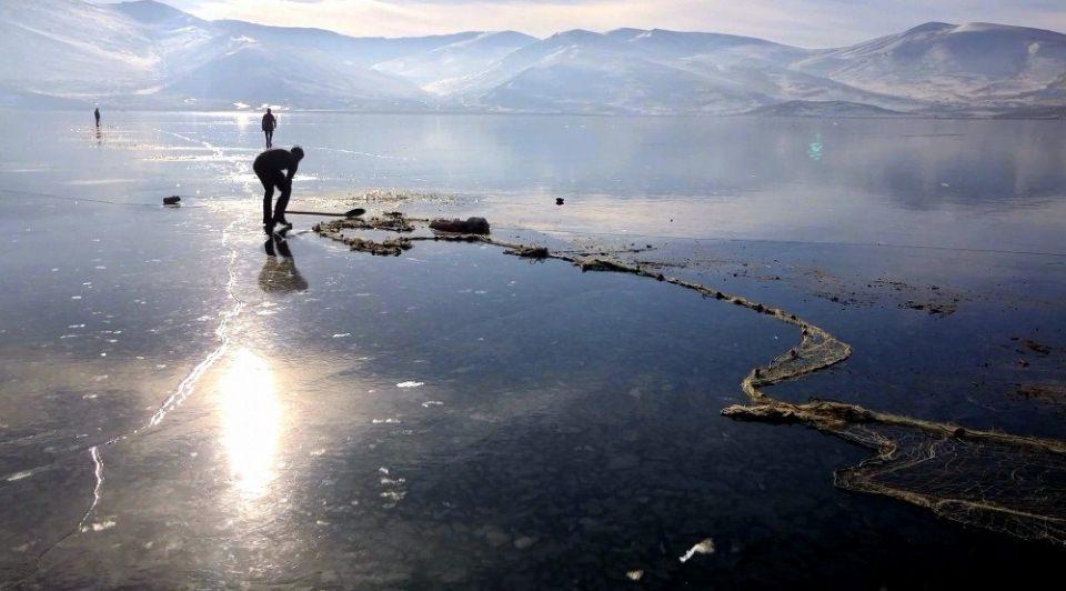<p>Doğu Anadolu Bölgesi'nin ikinci büyük gölü olan Ardahan’daki Çıldır Gölü, soğuk havayla birlikte buz tuttu.</p>
