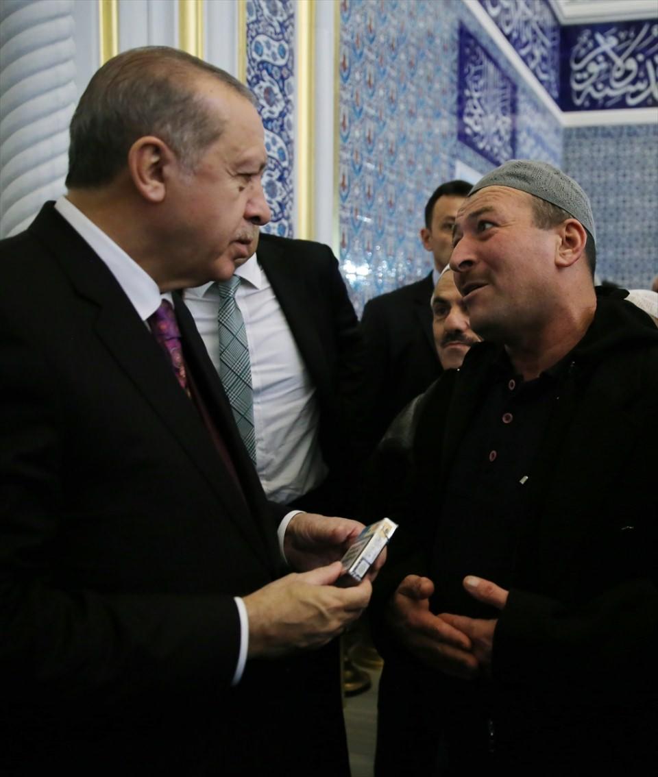 <p>Cumhurbaşkanı Recep Tayyip Erdoğan, Ankara'daki Melike Hatun Camisi'nde kıldığı cuma namazı sonrası vatandaşlarla sohbet etti.</p>

<p> </p>
