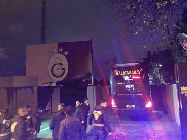 <p><strong>YİNE PROTESTO</strong></p>
<p>Galatasaray taraftarlar yenilgi sonrası yine isyan etti.</p>