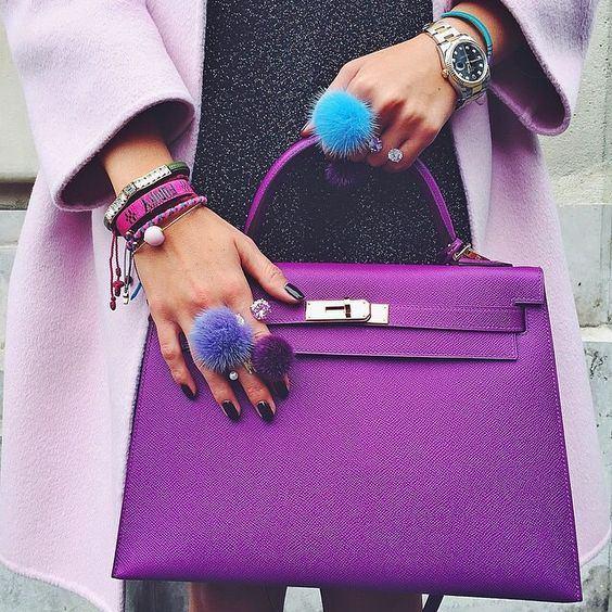 <p>Klasik ve koyu tonlardaki çantalar, yeni yılda eğlenceli bir görünüme kavuşarak sokak modasını renklendiriyor.</p>
