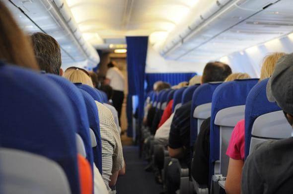 <p>Uçak koltukları eskisi gibi değil; yıldan yıla daha fazla koltuk satmak isteyen havayolu şirketleri koltuk büyüklüğünü 10 cm küçülttü. Yani biz aslında daha küçük bir koltukta seyahat ediyoruz!</p>

<p> </p>
