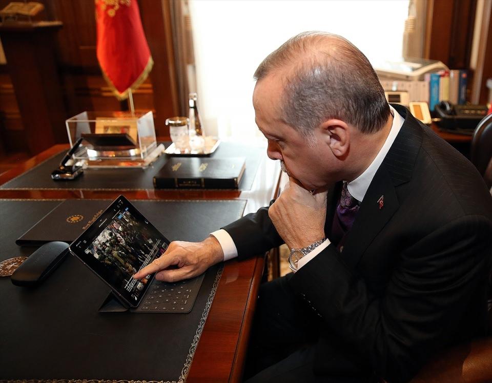 <p>Erdoğan, AA'nın düzenlediği "Yılın Fotoğrafları" oylaması için AA foto muhabirlerinin yurt içi ve dışında çektiği, "haber", "yaşam" ve "spor" kategorilerindeki fotoğrafları tek tek inceledi.</p>