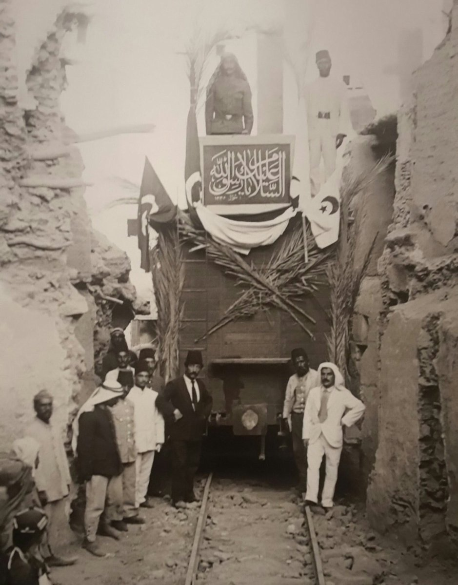 <p>Fahreddin Paşa tarafından İngilizlerin elinden kurtarıp İstanbul'a gönderdiği ve günümüzde bir bölümünün Topkapı Sarayı müzesinde sergilendiği kutsal emanetlerimiz...</p>

