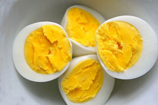 <p><strong>Yumurtaları oda sıcaklığında ısıtın</strong></p>

<p>Yumurtaları sakın buzdolabından çıkarır çıkarmaz haşlamaya başlamayın. Bu kabuğunun zor soyulmasına adeta yumurtanın kabuğa yapışmasına neden olur. Yumurtaları haşlamadan 1 saat önce buzdolabından çıkararak haşlayın.</p>
