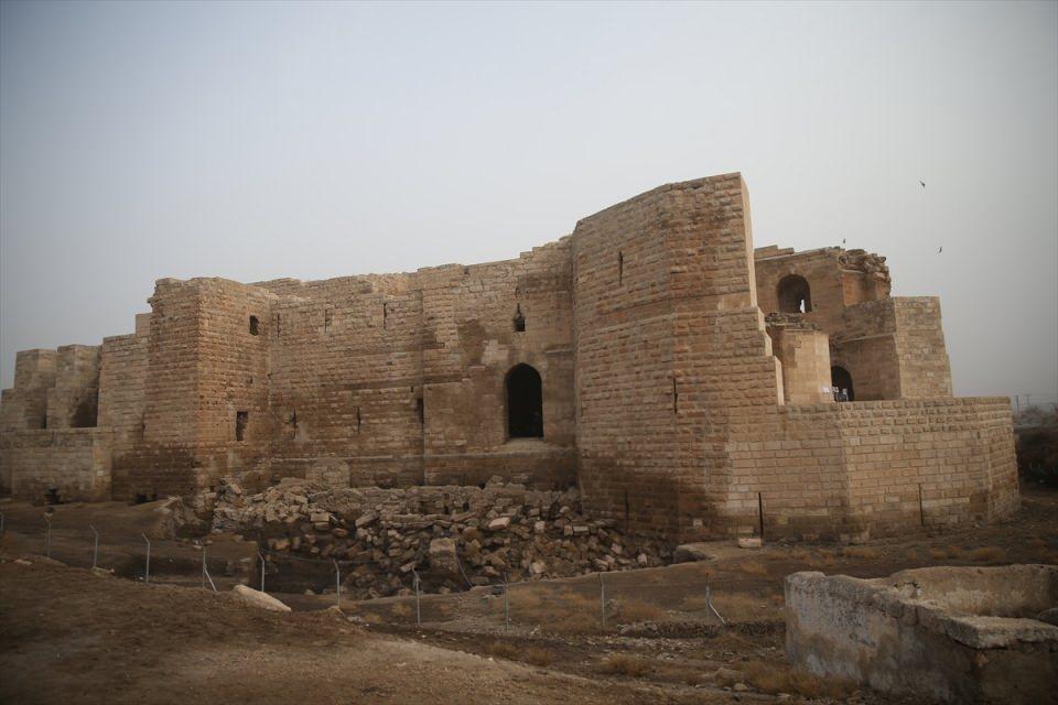 <p>Dünyanın en eski yerleşim yerleri arasında gösterilen Şanlıurfa'daki Harran Ören Yeri'nde, yürütülen kazı çalışmalarında 12-13'üncü yüzyıla ait olduğu belirtilen hamam bulundu.</p>
