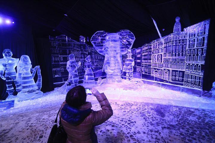 <p>Rusya'nın başkenti Saint Petersburg'da buzdan yapılan heykeller "Ice Fantasy 2018" Festival'i kapsamında Peter and Paul kalesinde ziyaretçilerin beğenisine sunuldu. </p>

<p> </p>
