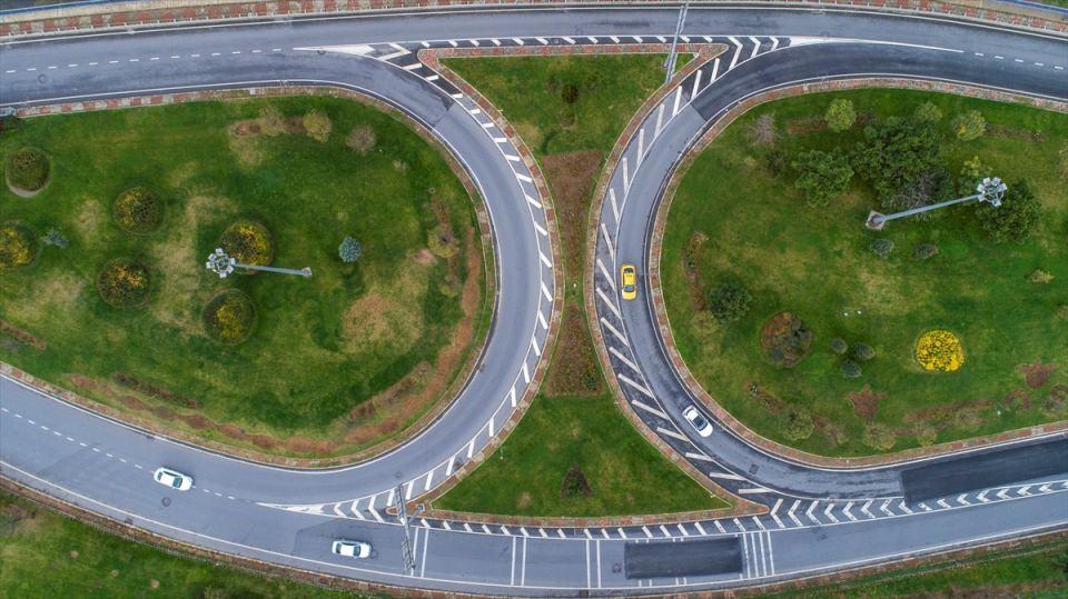 <p>Türkiye'de, Ekim ayı itibariyle trafiğe kayıtlı yaklaşık 22 milyonun üzerindeki aracın 11 milyon 907 bin 977’sini otomobiller oluşturuyor.</p>
<p> </p>