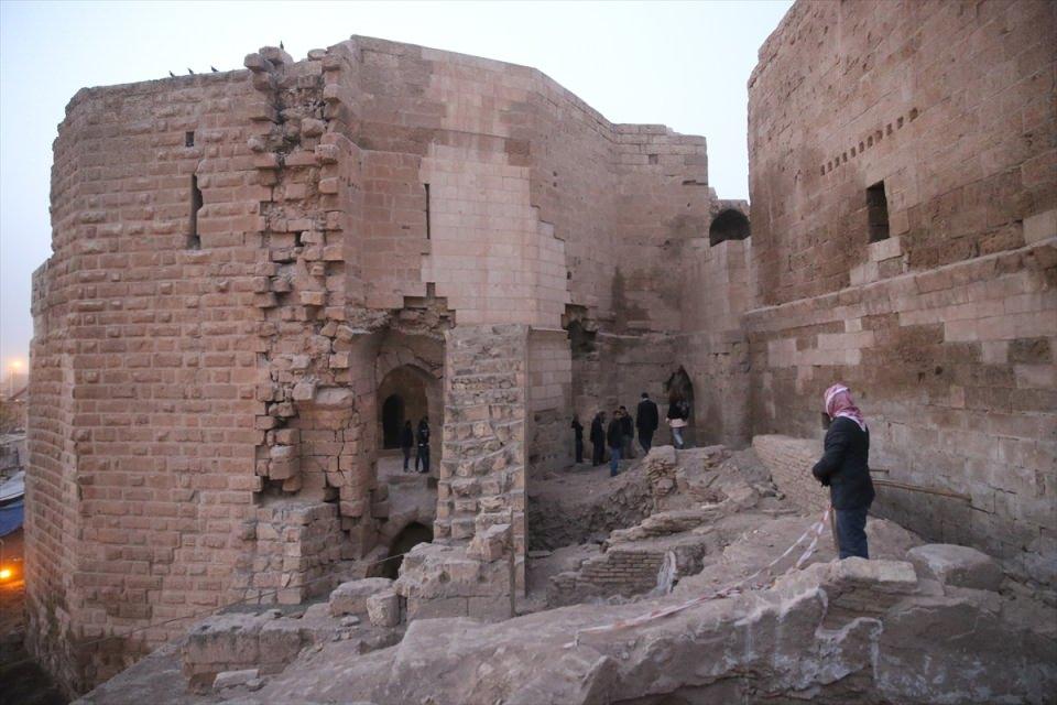 <p>Öte yandan Büyükşehir Belediye Başkanı Nihat Çiftçi ve ilgilerle bölgeyi ziyaret eden Şanlıurfa Valisi Abdullah Erin ise Harran'ın tarihi anlamda önemli bir yer olduğuna işaret ederek kazı çalışmaları sayesinde turizmin daha da gelişeceğine inandıklarını kaydetti.</p>