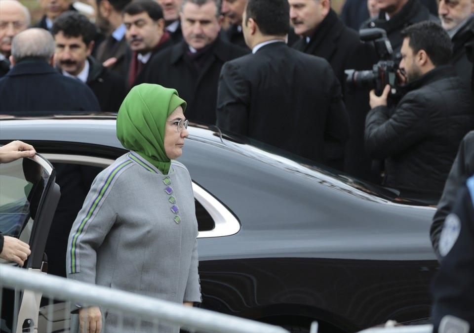 <p>Cenaze törenine Cumhurbaşkanı Recep Tayyip Erdoğan'ın eşi Emine Erdoğan da katıldı.</p>