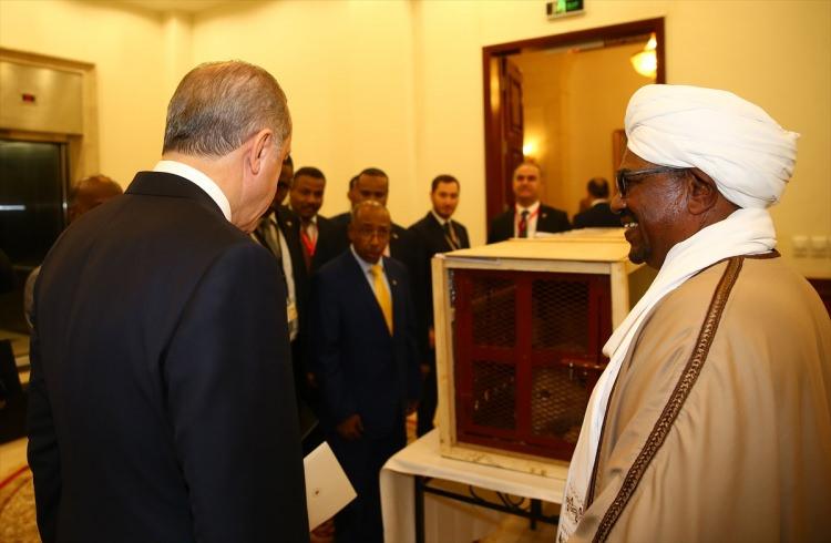 <p><span style="color:#FFD700"><strong>ASLAN YAVRUSU HEDİYE EDİLDİ</strong></span><br />
<br />
Cumhurbaşkanı Recep Tayyip Erdoğan'a Sudan Cumhurbaşkanı Ömer el Beşir tarafından aslan yavrusu hediye edildi.</p>
