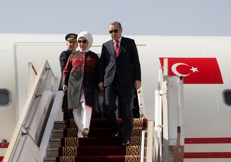 <p>Cumhurbaşkanı Recep Tayyip Erdoğan ve beraberindeki heyeti taşıyan uçak, TSİ 14.25 sıralarında Hartum Uluslararası Havalimanı’na indi.</p>
