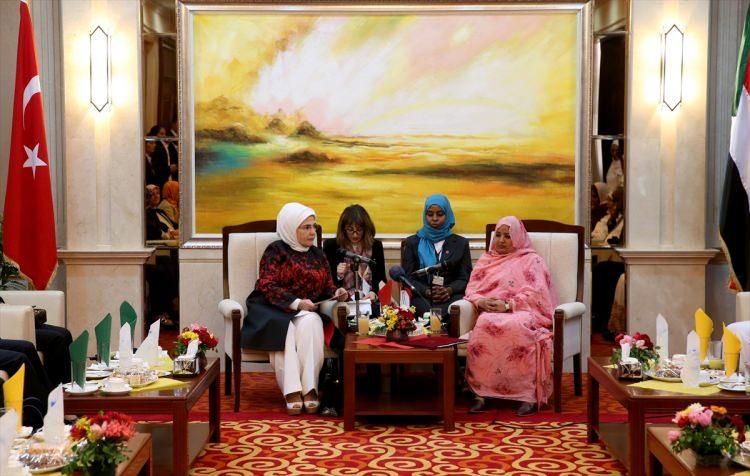 <p>Cumhurbaşkanı Recep Tayyip Erdoğan'ın eşi Emine Erdoğan, Sudan'ın başkenti Hartum'da Sudan Cumhurbaşkanı Ömer el Beşir'in eşi Widad Babiker Ömer Modawi ile görüştü.</p>