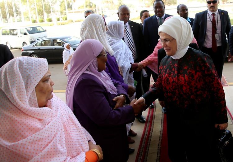 <p>Cumhurbaşkanı Recep Tayyip Erdoğan'ın eşi Emine Erdoğan, Sudan'ın başkenti Hartum'da Sudan Cumhurbaşkanı Ömer el Beşir'in eşi Widad Babiker Ömer Modawi ile görüştü.</p>