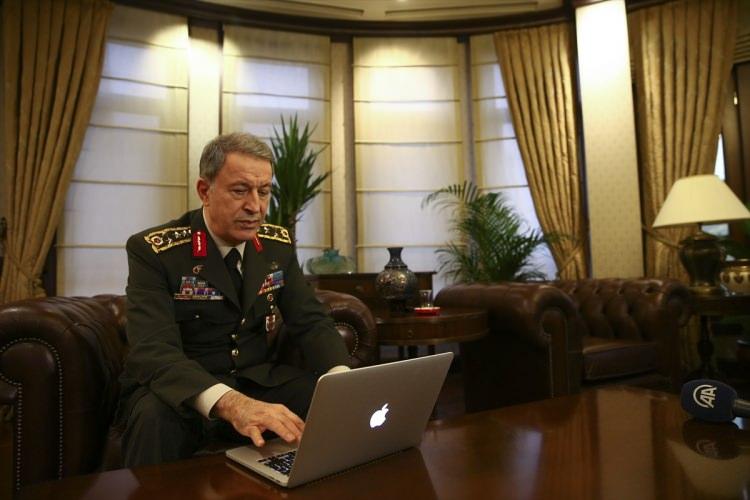 <p>Orgeneral Akar, Genelkurmay Başkanlığındaki makamında AA'nın "Yılın Fotoğrafları" oylamasına katıldı.</p>
