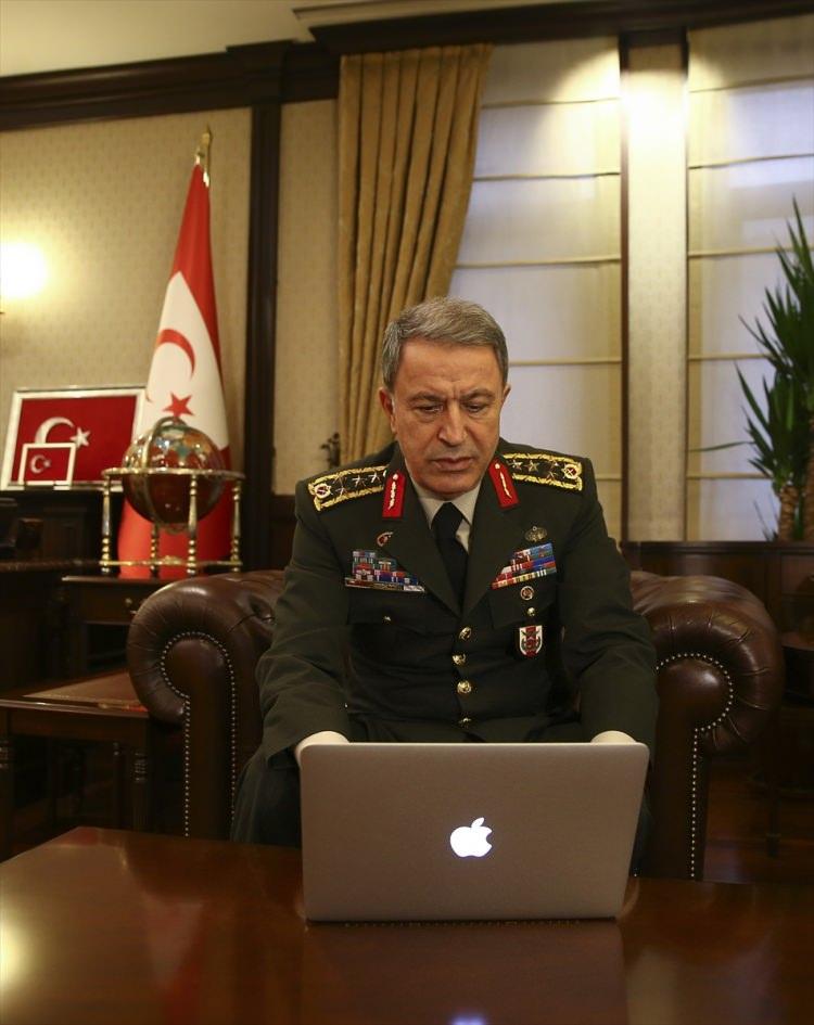 <p>AA muhabirinin fotoğraflar hakkında verdiği bilgilendirmenin ardından oylamaya geçen Orgeneral Akar, tercihlerini daha çok Türk Silahlı Kuvvetleri mensuplarının yer aldığı karelerden yana kullandı. </p>
