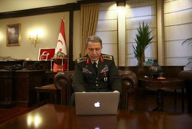 <p>Haber kategorisinde Murat Yolcu'nun, Isparta Eğirdir Dağ Komando Okulu'nda çektiği "Komandoların eğitimi" başlıklı fotoğrafına oy veren Akar, yaşam kategorisinde ise Cem Öksüz'ün İzmir'in düşman işgalinden kurtuluşu kutlamaları çerçevesinde Türk Yıldızları ekibinin yaptığı gösteri sırasında çekilen "Türk Yıldızları İzmir'de" fotoğrafını tercih etti.</p>
