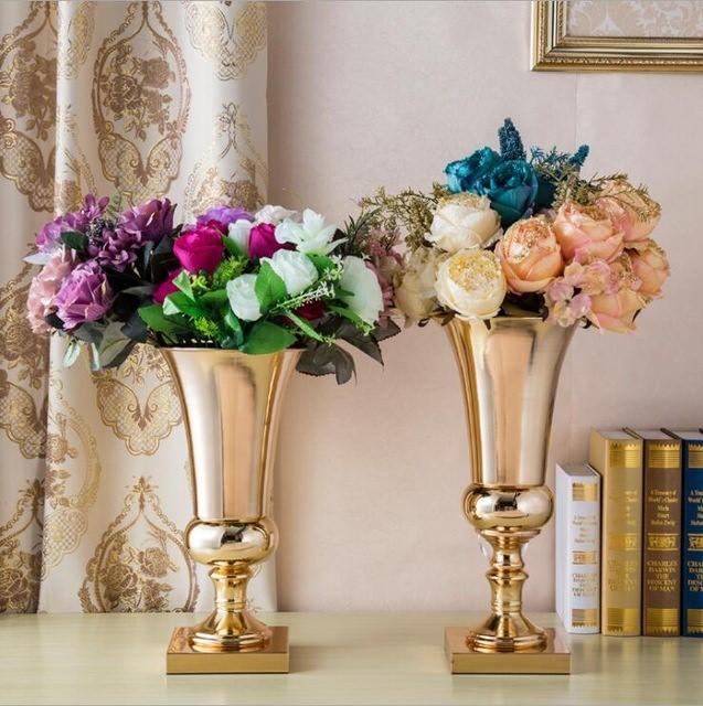 <p><strong>Metal Vazolar:</strong></p>

<p>Taze koparılmış çiçekler için tercih edilen metal vazolar, genellikle bakır veya pirinçten yapılırlar. Gold ve gümüş renkleri ile moden dekorasyonunuza uyum sağlayacaktır.</p>
