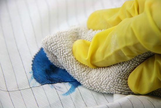 <p>Hassas ve makineye atılmaması gereken kumaşların üzerinde bulunan lekelerden de diş macunu yardımı ile kurtulabilirsiniz. Kumaşı biraz nemlendirin ve üzerine diş macunu sıkın. Bu şekilde 10 dakika bekletin. Daha sonra diş macununu temizleyin, leke çıkacaktır. </p>