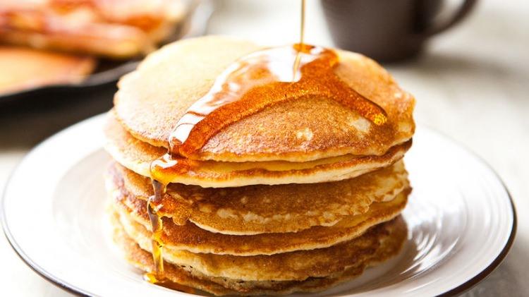 <p><strong>Mısır unlu pancake </strong></p>

<p>Malzemeler:</p>

<p>2 adet yumurta <br />
Bir su bardağı süt <br />
Yarım çay bardağı ayçiçek yağı <br />
Bir paket kabartma tozu <br />
Bir tatlı kaşığı tuz<br />
1.5 su bardağı mısır unu<br />
Bir bardak şeker </p>

<p>Yapılışı:</p>

<p>Malzemeleri çırptıktan sonra kızartalım. </p>
