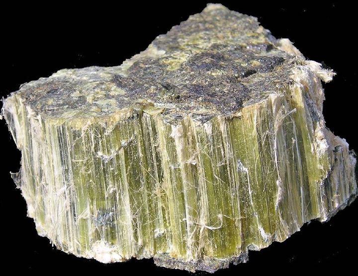 <p>Krisotil, diğer adıyla asbestin havada yayılan küçük kristalleri kansere sebep olur. İnsanın akciğerleri mahvedecek kadar tehlikeli olan bu taştan akciğer tahrişi ve yaraları ile kurtulmanız düşük bir ihtimal. </p>
