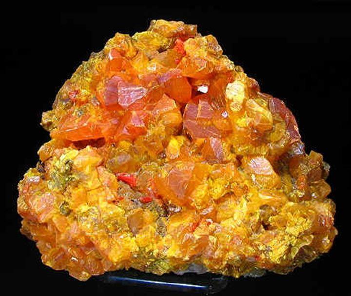 <p>Orpiment, hidrotermal kaynakların yakınlarında bulunan bu kaya arsenik ve sülfürden oluşur. Dokunmak nörotoksin etkisine maruz kalmak için yeterlidir. Bazı kültürlerde savaşçılar bu taşı oklarının ucuna sürerek silahlarını daha öldürücü hale getirirdi. </p>
