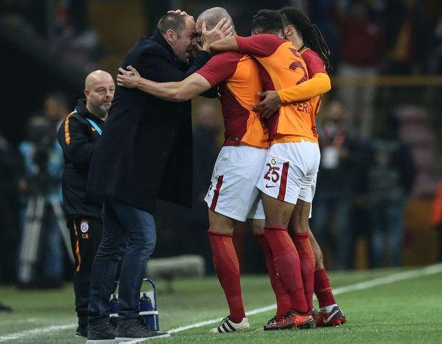 <p>Gerginliğin tırmanmasının ardından ikilinin kafa kafaya geldiği ve Muslera’nın araya girip ortalığı sakinleştirdiği kaydedildi. İkinci yarıda Maicon çıkarken Rodrigues oyuna girdi.</p>