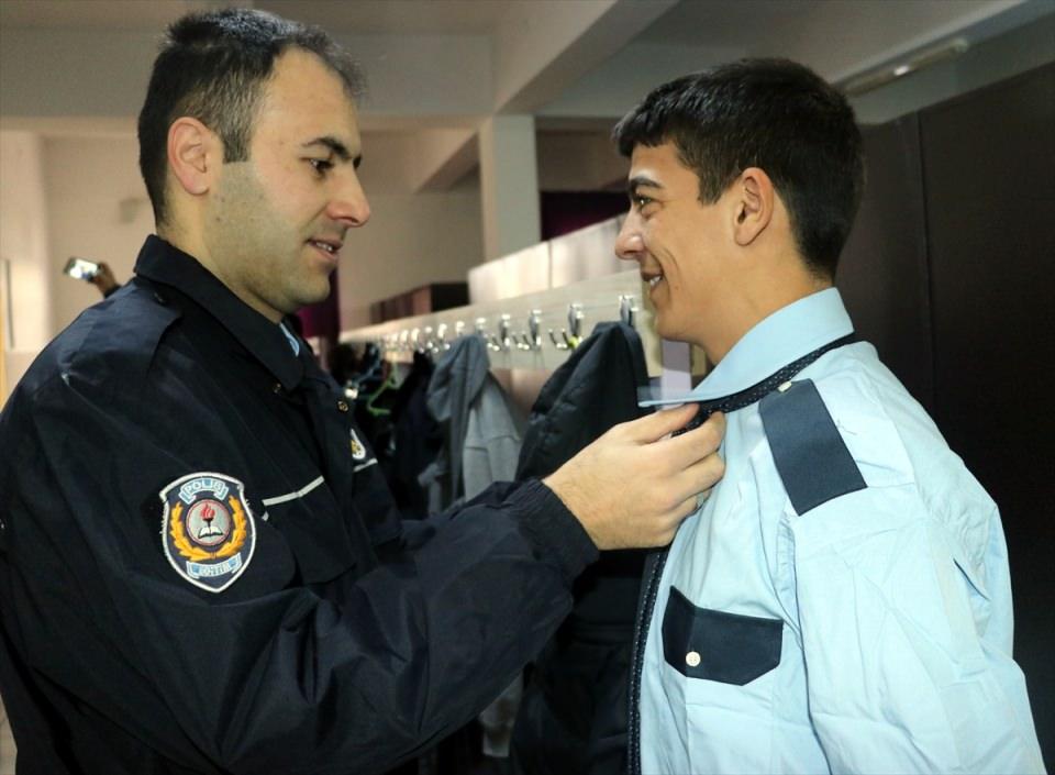<p>Osman Yıldırım Özel Eğitim Mesleki Eğitim Merkezi öğretmenleri, 15 öğrencinin polis olma hayalini gerçekleştirmek için İl Emniyet Müdürlüğü ile irtibata geçti. </p>
