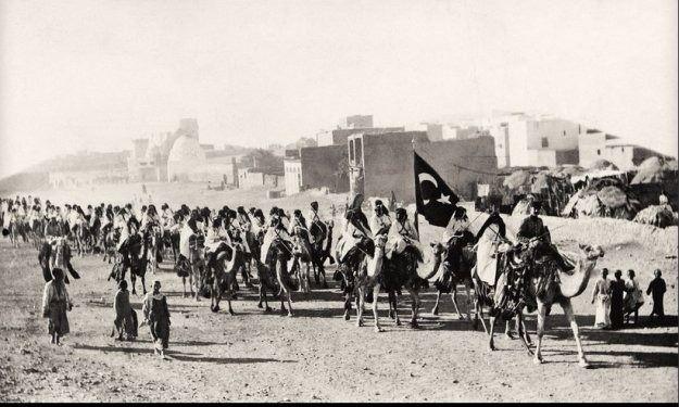<p><strong>Fahreddin Paşa'nın Medine'si</strong><br />
<br />
1917. Medine'de Jandarma Yarbayı Ahmet Bey'in kumandasında, gönüllü Araplardan oluşan Hecin Süvar Akıncı Alayı. Birinci Dünya Savaşı yıllarında, büyük çoğunluğunun isyana katıldığı doğru olmakla birlikte, savaşın sonuna kadar Osmanlı’ya bağlılığını korumuş Arap kabileleri de vardır. Fotoğrafta, Arap Hecin Süvar Alayı, Medine'de bir yürüyüş sırasında görülüyor.</p>