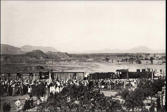 <p>1916, Medine Tren İstasyonu’nda hareket etmek üzere bir tren, Medine Tren İstasyonu, Hicaz Demiryolu'nun son durağıdır. Osmanlı'nın son dönemlerinde gerçekleşen en büyük projelerden biri olan Hicaz Demiryolu’nun Medine'den sonra Mekke ve Cidde'ye de uzatılması, tasarlanmış ancak mümkün olamamıştır. Medine İstasyonu 1 Eylül 1908'de faaliyete geçer ve 1918 yılı sonuna kadar çalışır. Birinci Dünya Savaşı'ndan sonra Hicaz Demiryolu gibi Medine İstasyonu da çürümeye terk edilir.</p>
