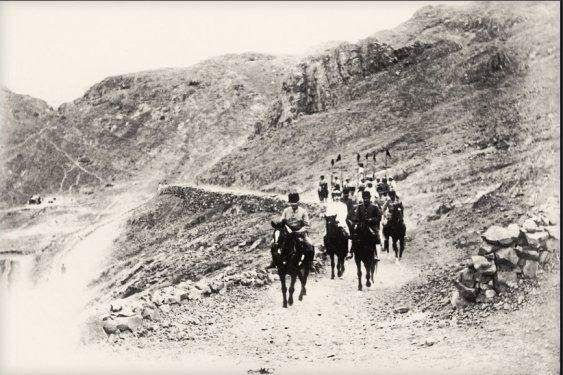 <p>Yeni Mekke Emiri Şerif Ali Haydar Paşa, Fahreddin Paşa ve Medine Muhafızı Basri Paşa, Medine Telsiz Telgraf İstasyonu’nun temel atma törenine giderken.</p>
