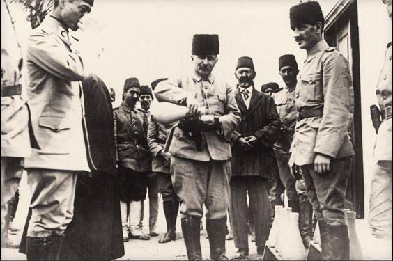<p>Fahreddin Paşa, çıkarılan bir su kaynağının açılış merasiminde askerlerine su ikram ederken.</p>