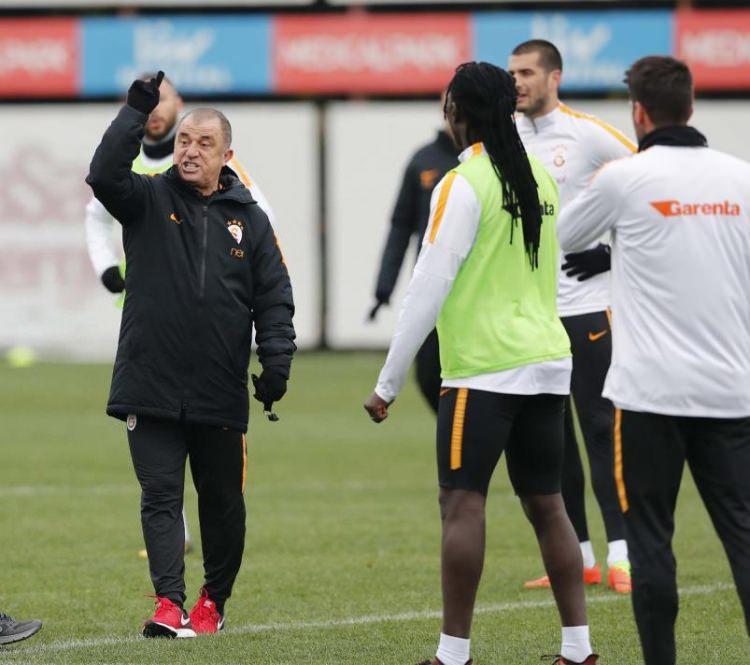 <p>Galatasaray’da teknik direktörlüğe getirilen Fatih Terim, Florya Metin Oktay Tesisleri'nde yapılan akşam antrenmanında takımın başında yer aldı.</p>
