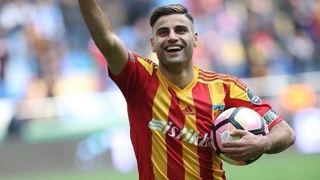 <p>Deniz Türüç (Kayserispor)</p>

<p>Galatasaray, Deniz Türüç transferini uzun süredir istiyor ancak Kayserispor Başkanı Erol Bedir net, "10 milyon euro isteriz"</p>
