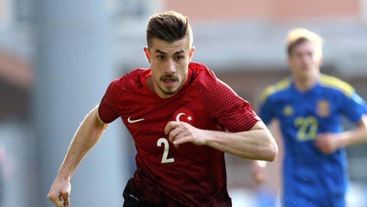 <p>Dorukhan Toköz</p>

<p>Sezon sonunda Eskişehirspor ile sözleşmesi bitecek olan Dorukhan Toköz için Galatasaray, Beşiktaş ve Fenerbahçe devreye girdi. Oyuncuya Galatasaray'dan resmi teklif yapıldı</p>
