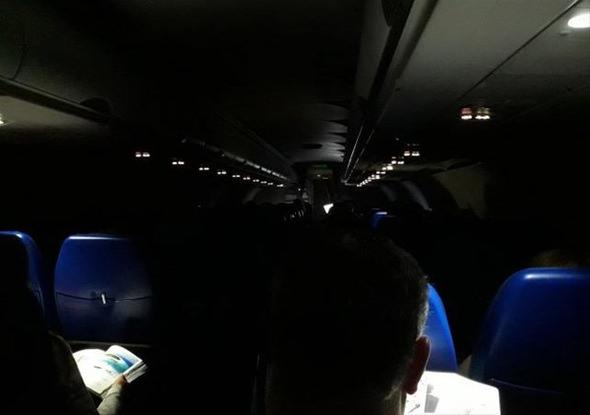 <p>Gece iniş ve kalkış yapan uçaklarda ışıkların sönmesi, gece gözlerimizi karanlığa alıştırmak için. Herhangi bir kaza durumunda, ışıklar açık olsa idi, gözlerin karanlığa alışmak için kaybedeceği birkaç saniyeyi kazanmak amaçlı ışıklar kapatılıyor.</p>

<p> </p>
