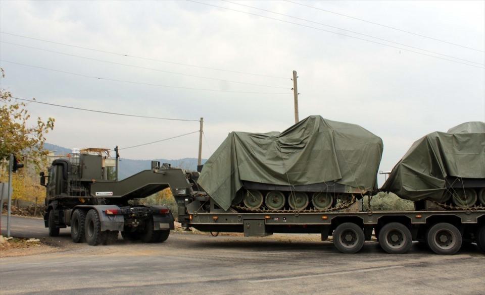 <p>Güvenlik önlemleri altında götürülen askeri araçların, sınır birliklerine takviye amaçlı gönderildiği ve sınırda konuşlanacağı öğrenildi.</p>
<p> </p>