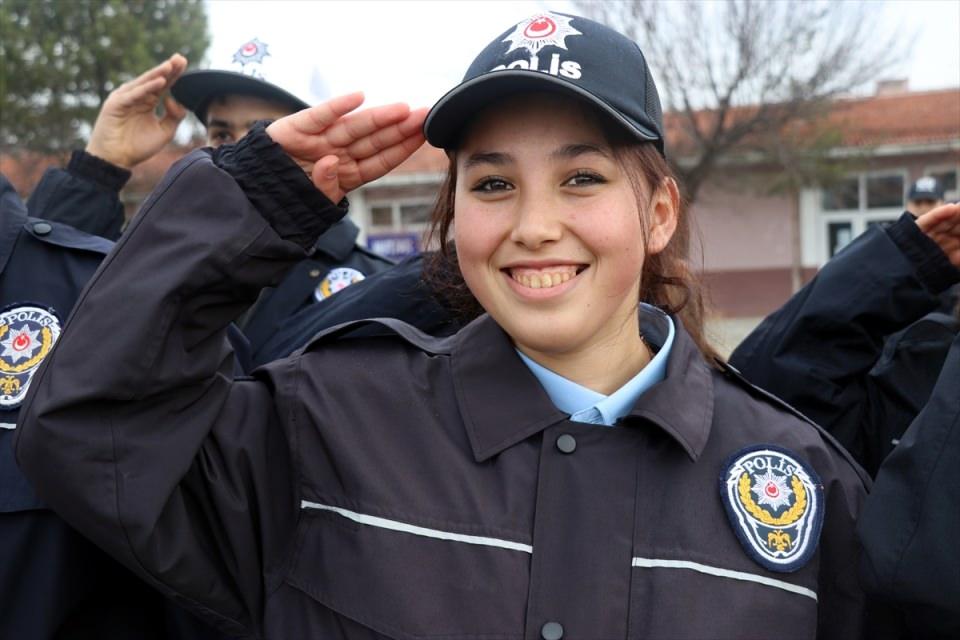 <p>POMEM Müdürü Gül, öğrencilerin bir günlük polis olma hayalini gerçekleştirmek için böyle bir etkinlik düzenlediklerini söyledi.</p>
