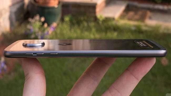 <p>7. Essential Phone 2 Tahmini çıkış tarihi: Yaz 2018 Android platformunun geliştiricisi Andy Rubin 2017'de Android telefonların doğru yönde yönlendirilmesine yardımcı olacak yeni bir şirket açtı. Essential Phone'ı keskin bir dille eleştirildi ancak, son birkaç aydır güncellemelerle muazzam bir gelişme gösterdi ve fiyatına göre değerli bir telefon haline geldi.</p>
