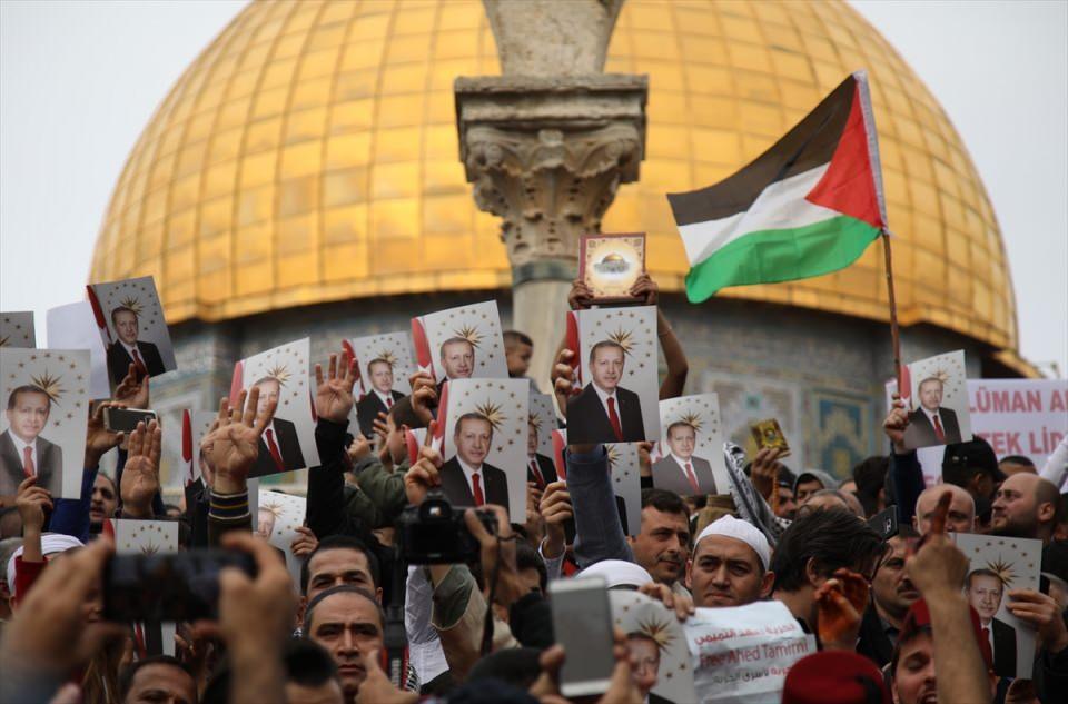 <p>İşgal altındaki Doğu Kud&uuml;s'&uuml;n Eski Şehir b&ouml;lgesinde bulunan Mescid-i Aksa'da Cuma Hatibi Şeyh Muhammed Selim tarafından okunan cuma hutbesinde, "Kud&uuml;s, Hazreti Muhammed'in sahabesine, sahabenin de &uuml;mmete mirasıdır. Bug&uuml;n bu hakikati g&ouml;rmezden gelerek bu topraklarda hak iddia edenler tarih karşısında mahkum olacaklardır. Bu vesileyle d&uuml;n BM Genel Kurulu'nda haktan yana tavır sergileyen d&uuml;nya &uuml;lkelerine teşekk&uuml;r ederiz."&nbsp;İfadelerine yer verildi.</p>
