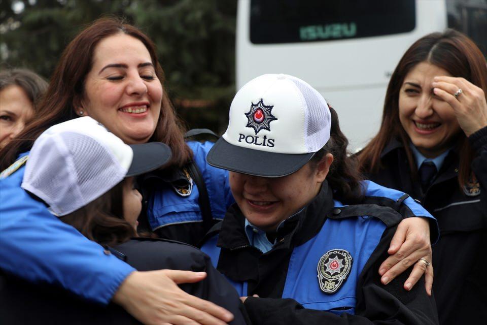 <p>Biz bir yandan görevimiz gereği toplumun asayişini sağlayarak, bir yandan da toplumla iç içe olarak vatandaşımızın yanındayız. </p>
