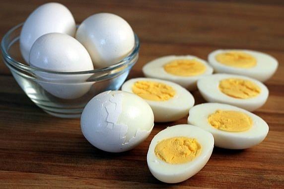 <p><strong>Eski yumurtaları tercih edin</strong></p>

<p>Taze yumurtalar hemen hemen herkesin daha çok sevdiği ve tercih yumurtalardır. Ancak bu yumurta haşlanacaksa tazesini seçmek pekte doğru bir davranış olmaz. Çünkü eski yumurta haşlandığında daha çabuk soyulur.</p>
