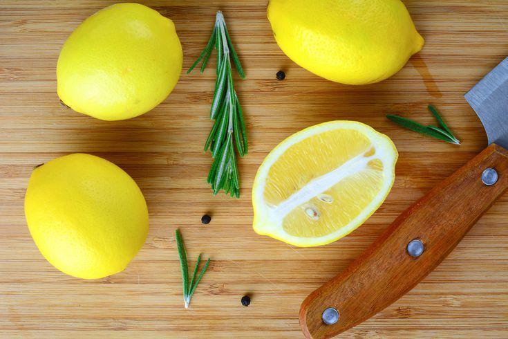 <p><strong>Limon kabuğu ile gençleşin</strong></p>
<p>Limonun kabuğunu soyun ve bununla cildinizi ovalayın. Bu işlemi her gün düzenli olarak yaptığınızda cildinizin parladığını ve kırışıklıkların azaldığını göreceksiniz.</p>
