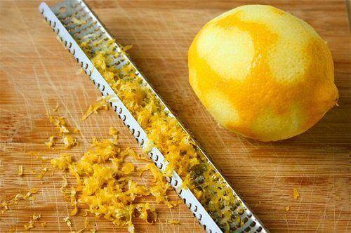 <p><strong>Evinizi limon kabuğu ile temizleyin</strong></p>

<p>Limon kabuğu, bakterileri öldüren ve lekelerin çıkmasını sağlayan özelliklere sahiptir. Bunun için yapmanız gereken, limon kabuğu ve sirkeyi bir kabın içine koyun ve güneş almayan bir yerde 1 hafta bekletin. Daha sonra oluşan bu karışımın ev temizliğinde kullanabilirsiniz.</p>
