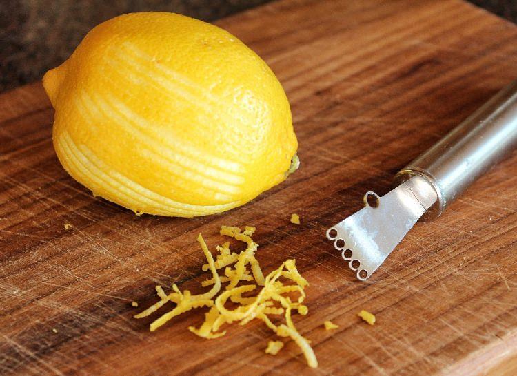 <p><strong>Tırnak bakımınızda limon kabuğu kullanın</strong></p>
<p>Tırnak bakımında da limon kabuğundan yararlanabilirsiniz. Limonun kabuğunu soyduktan sonra, tırnaklarınıza bastırarak sürün. Zamanla tırnaklarınızda bulunan sarı lekeler yok olacak ve tırnaklarınız parlayacaktır. </p>